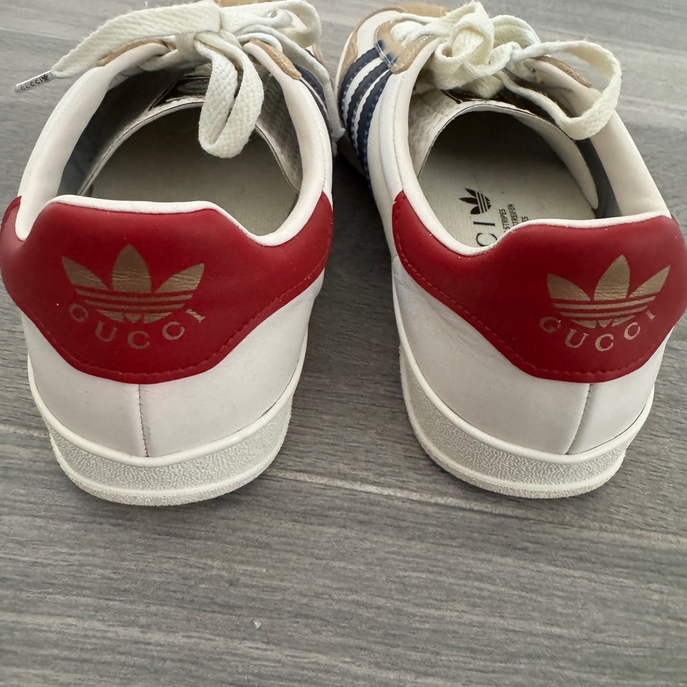 Gucci White and Tan Sneakers with Classic Low-Top Design - Picture 2 of 3